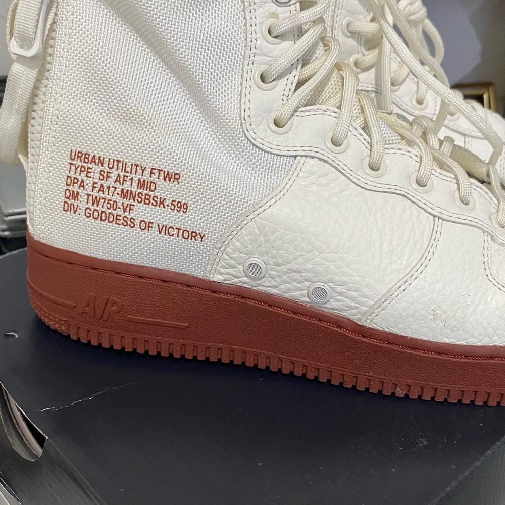 Air Force 1 Gore-tex High Cream with double color bottoms